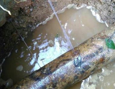 老边楼顶渗水维修公司分享下地暖漏水的原因及检测方法。